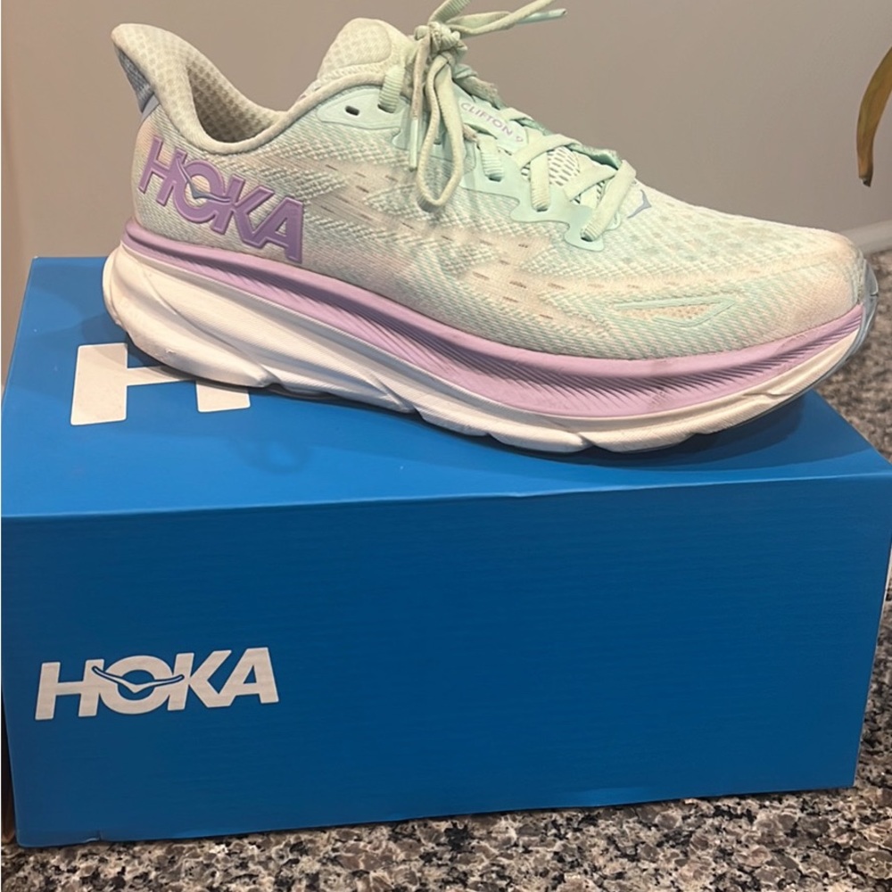 HOKA CLIFTON 9s